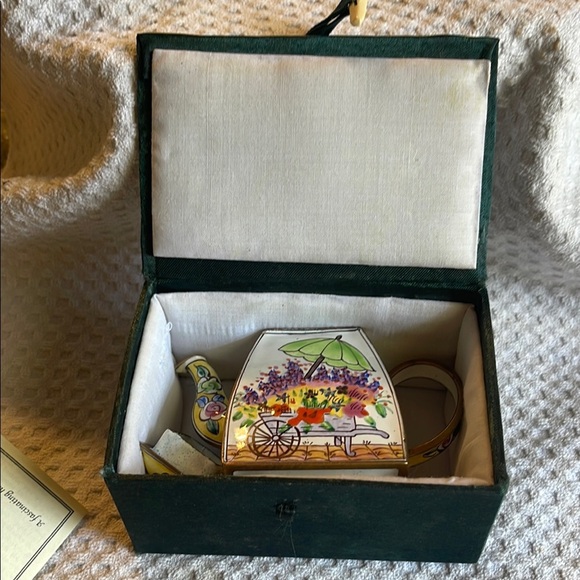Vintage miniature Enamel bibelot Floral Teapot with Gold Accents - Picture 9 of 13